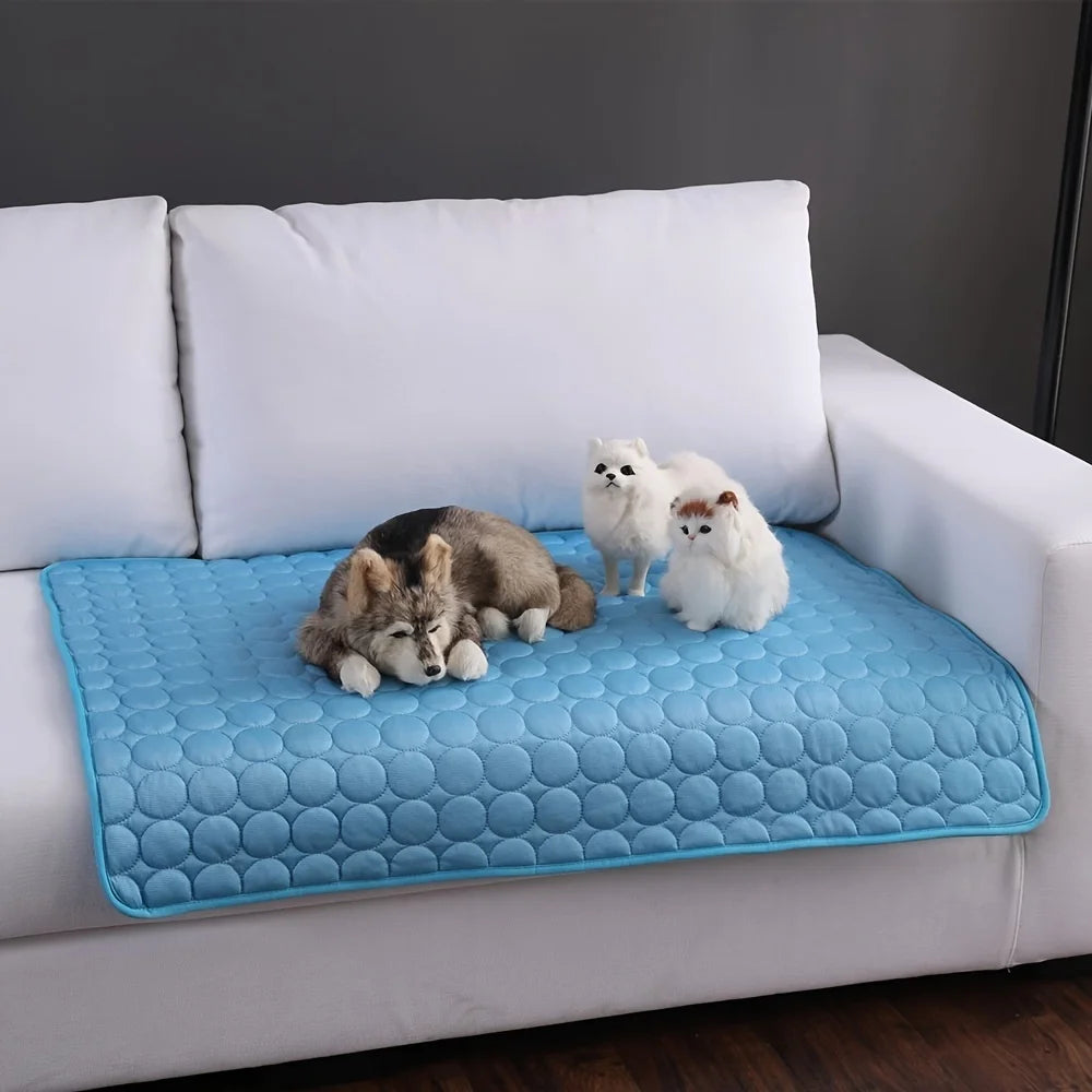 Tapis Rafraîchissant pour Chien & Chat — Soie Glacée — sur le canape