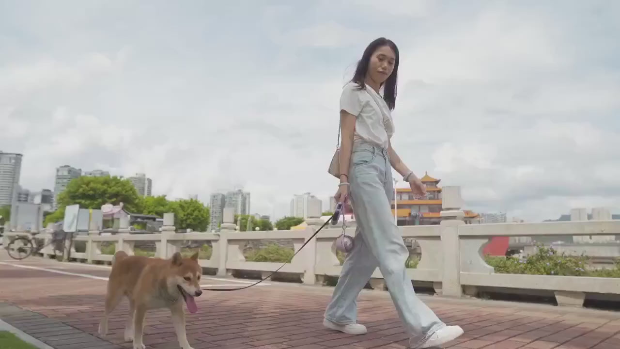 Démonstration — Gourde nomade 2-en-1 pour chien (texte traduit en français)